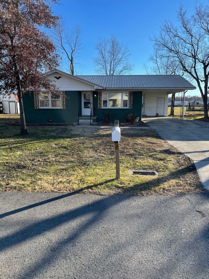 1005 W. ST. FRANCIS DEXTER, MO 63841 3 beds 1baths