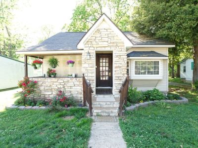 811 N Catalpa St details